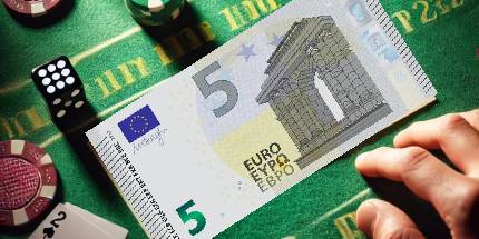 5 euro su tavolo da gioco